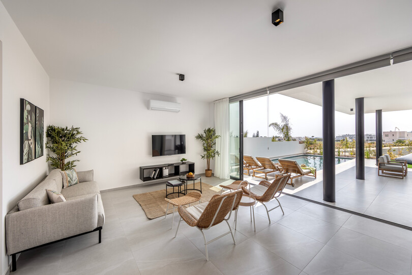 5 Star Villa Aqua Pearl - Contemporary Coastal Escape