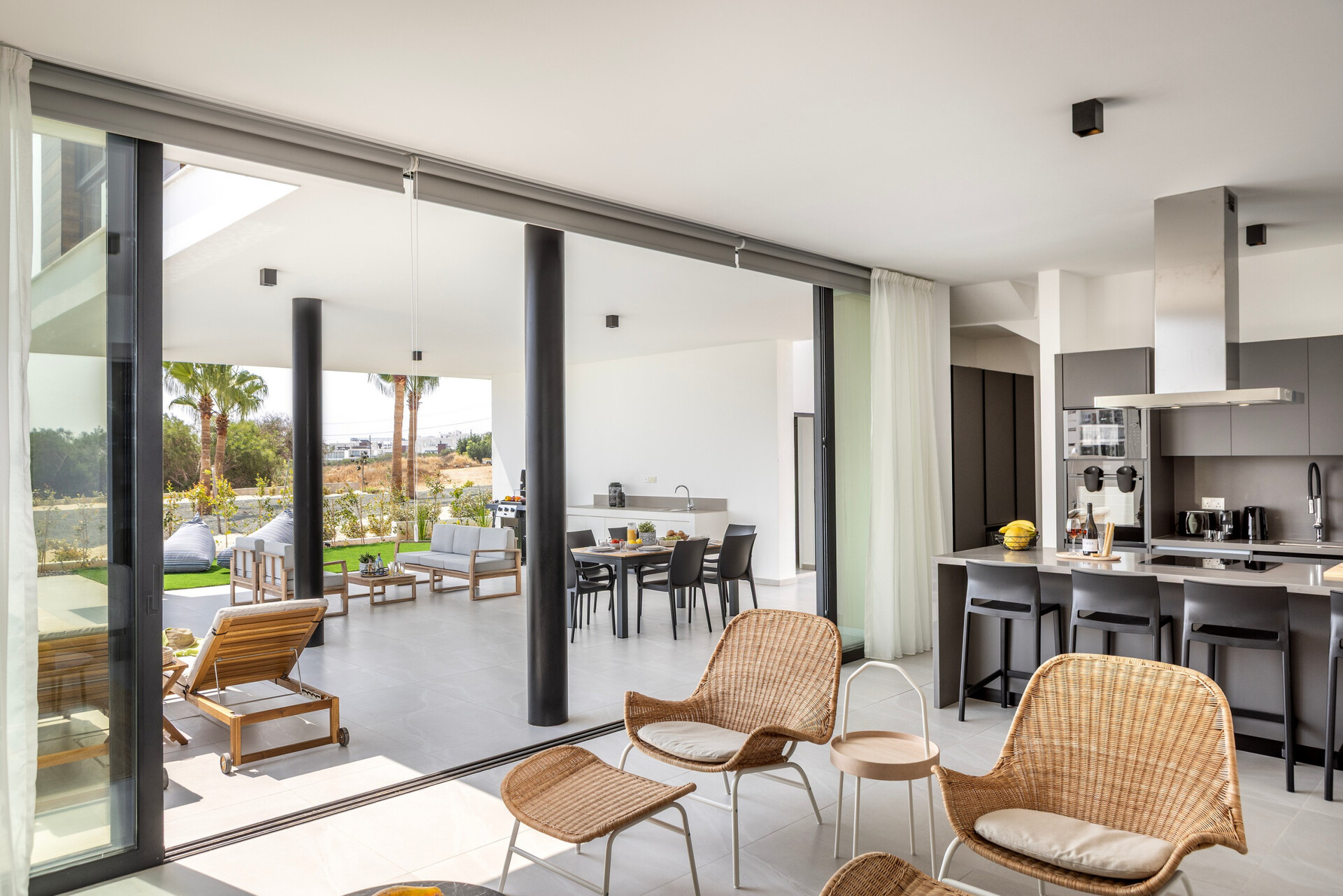 5 Star Villa Aqua Pearl - Contemporary Coastal Escape