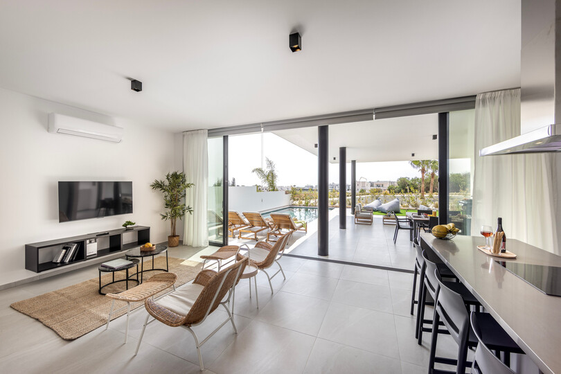 5 Star Villa Aqua Pearl - Contemporary Coastal Escape