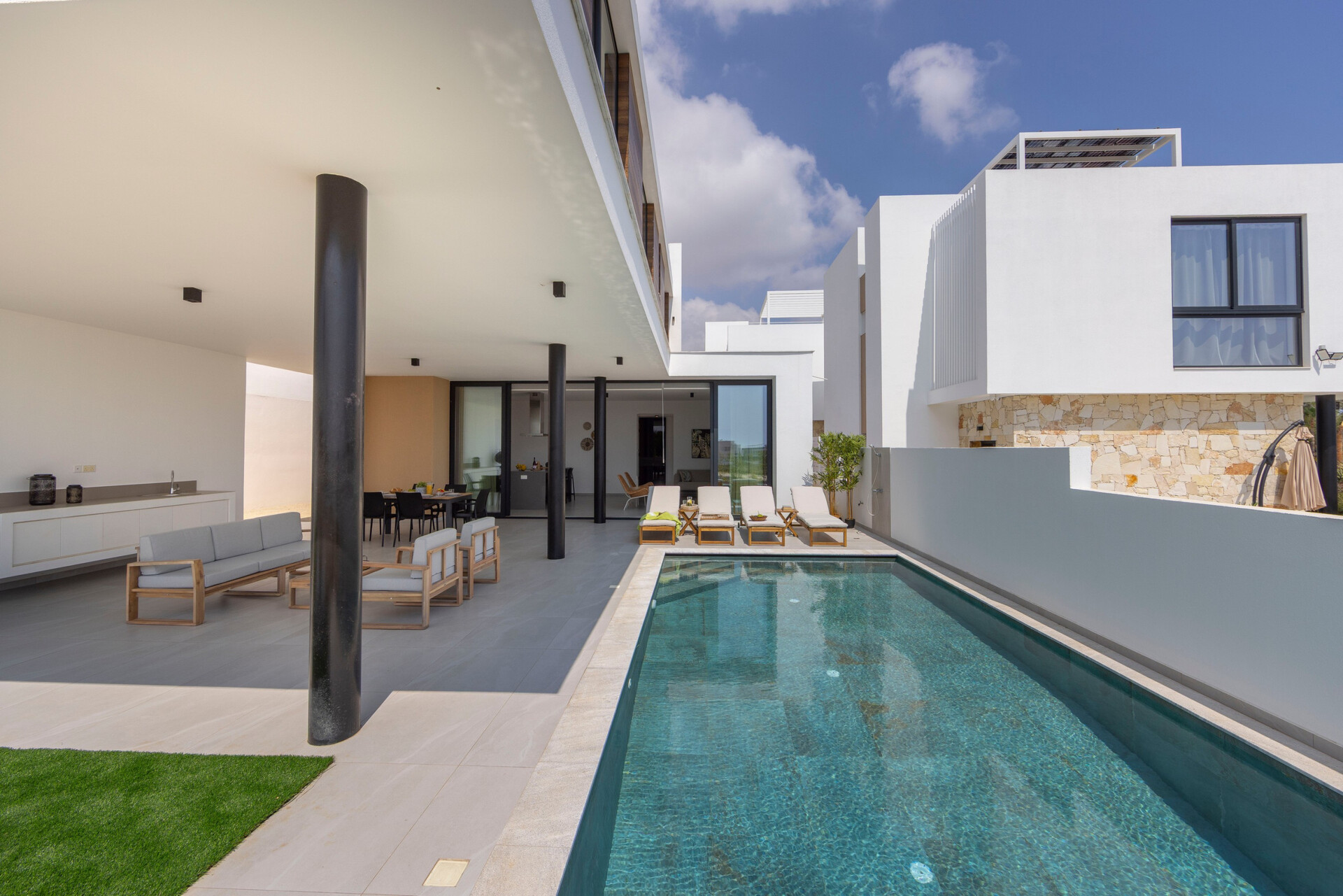 5 Star Villa Aqua Pearl - Contemporary Coastal Escape