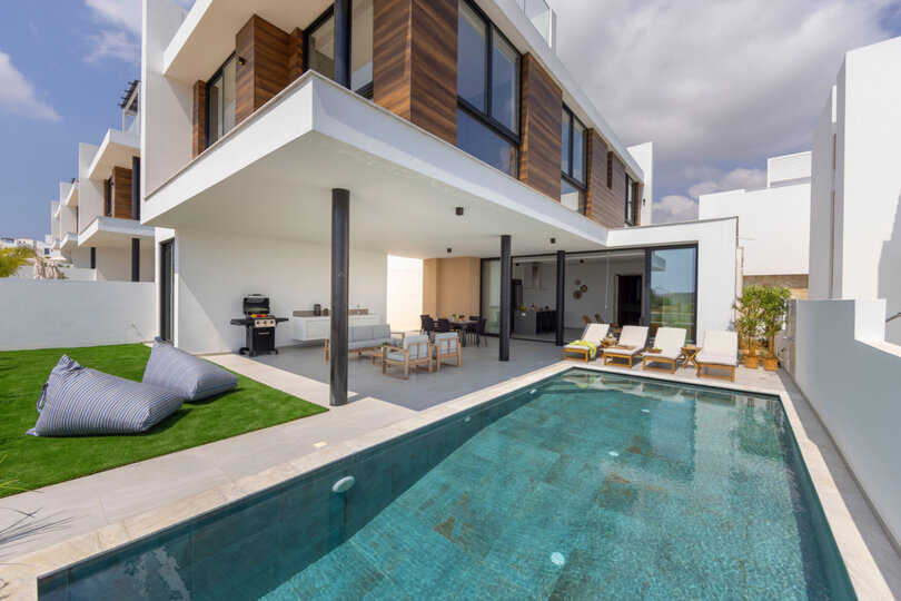 5 Star Villa Aqua Pearl - Contemporary Coastal Escape