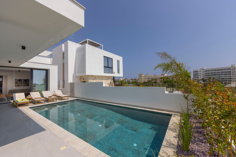 5 Star Villa Aqua Pearl - Contemporary Coastal Escape