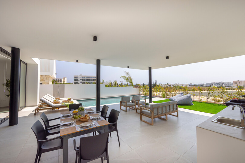 5 Star Villa Aqua Pearl - Contemporary Coastal Escape