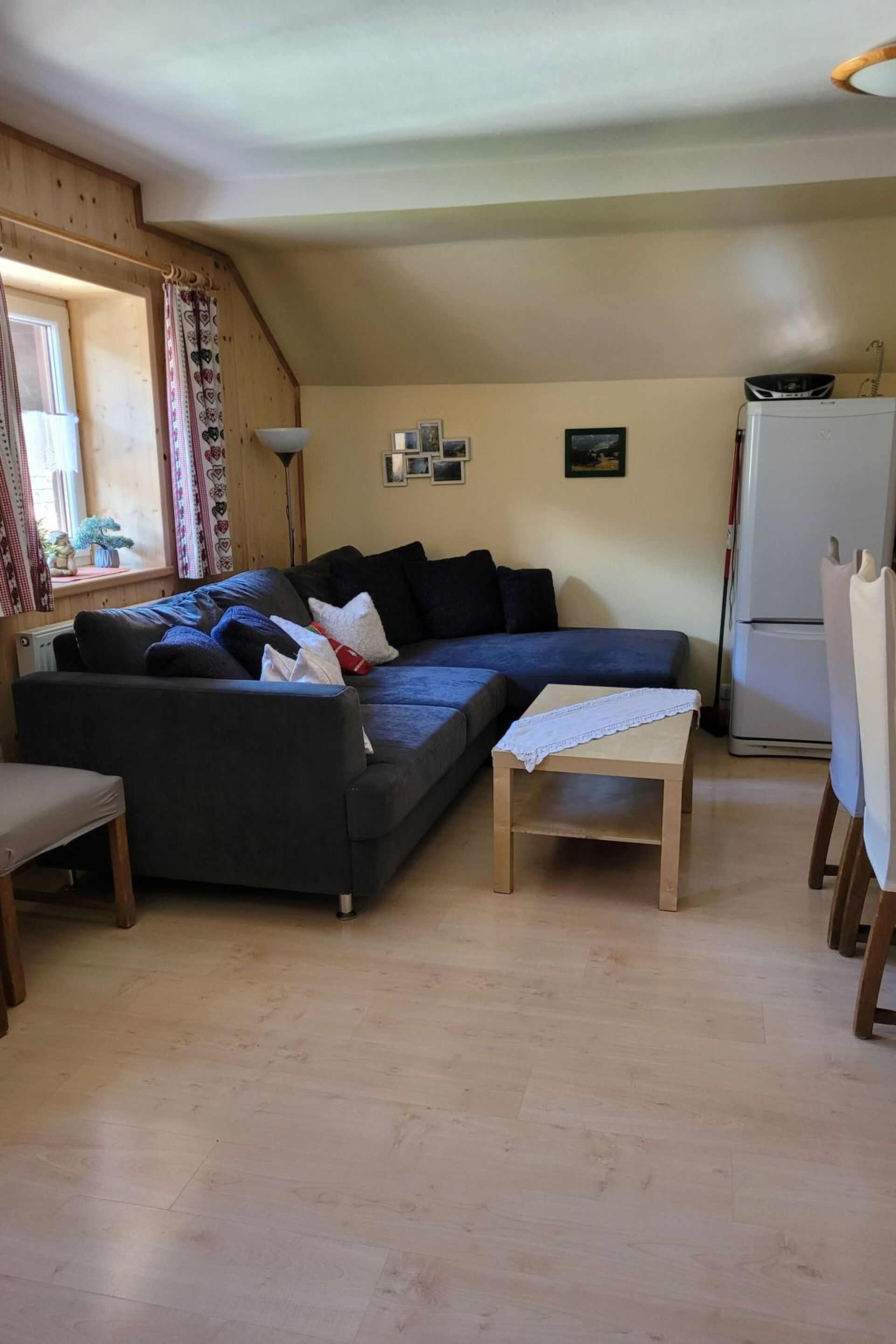 Exclusive 3-Bed Apartment in Reutte, Sleeps 8, 1295