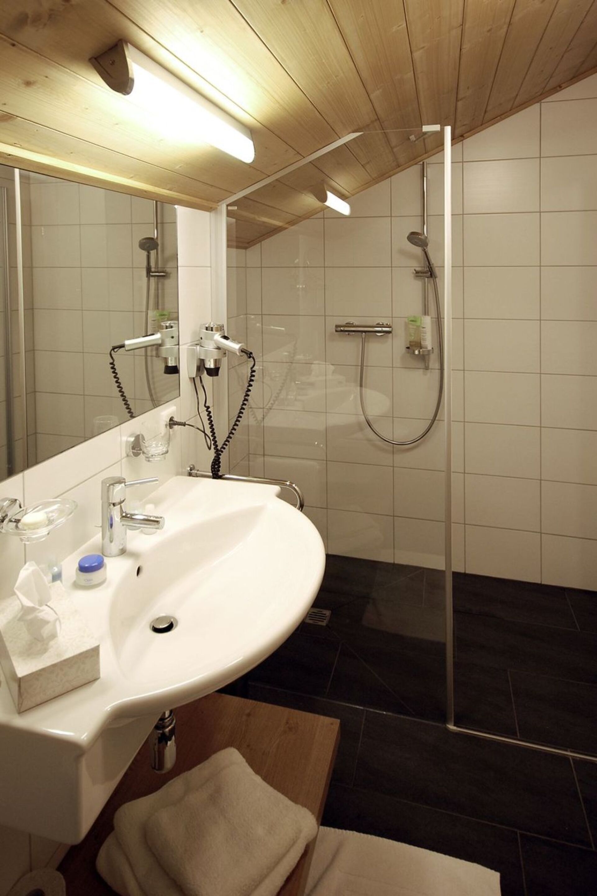 Luxurious 4-Bed Apartment in Lienz, Sleeps 10, 1300