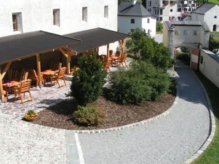 Gorgeous 2-Bed Apartment in Landeck, Sleeps 4, 1305