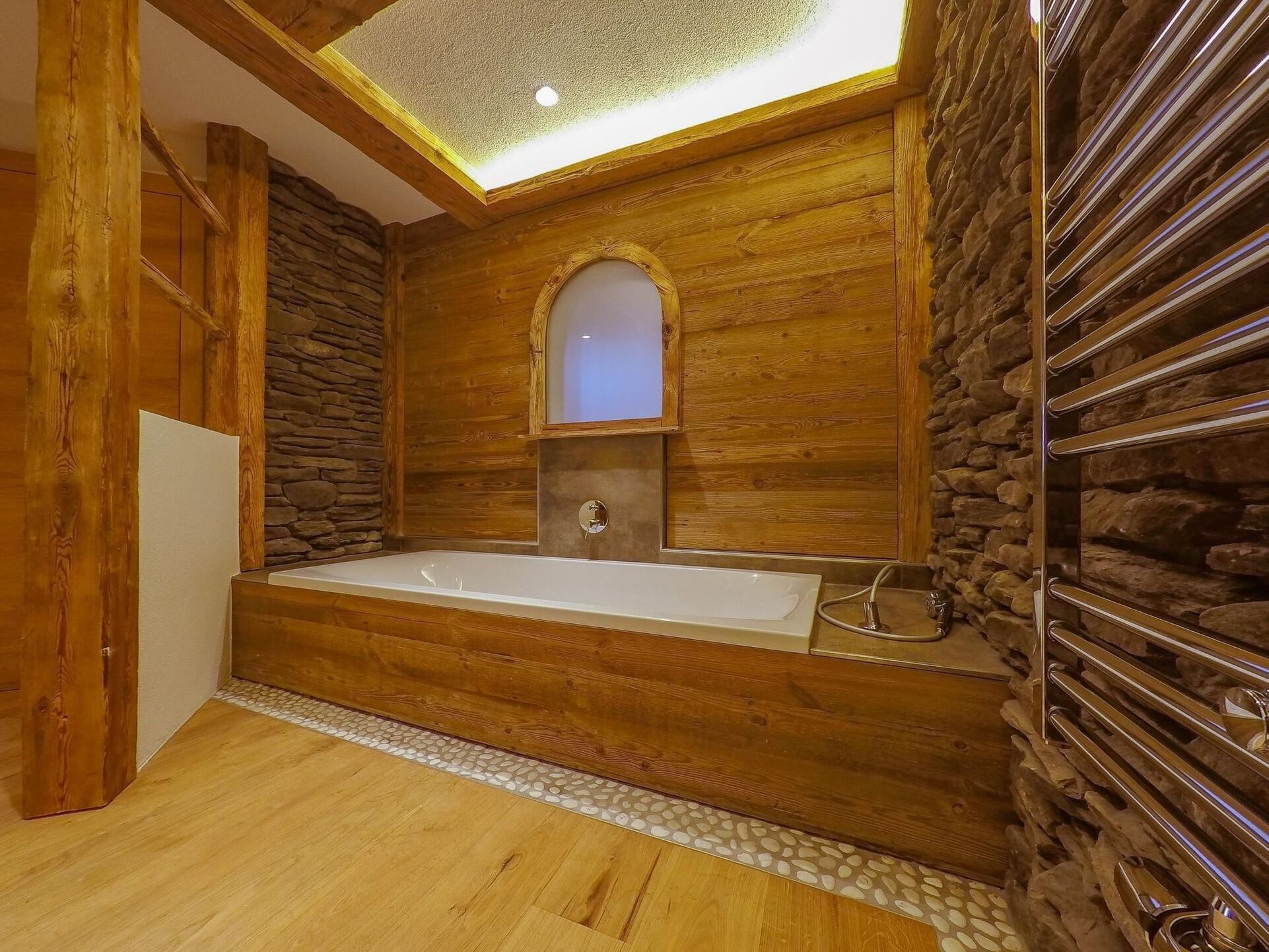 Idyllic 3-Bed Apartment in Kitzbuhel, Sleeps 6, 1169