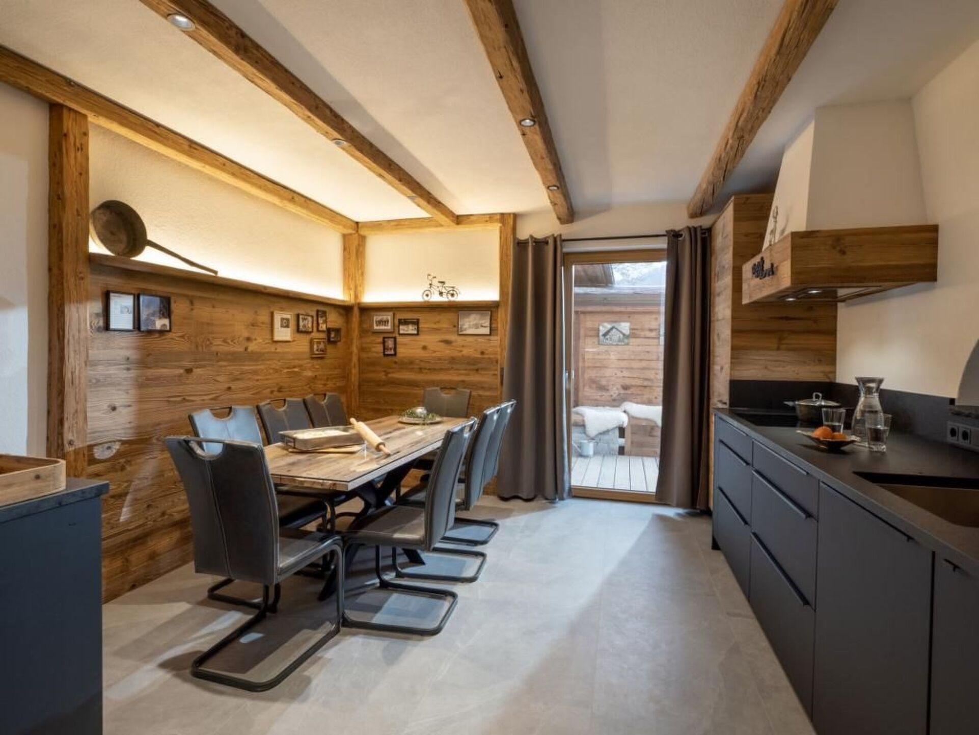 Stylish 4-Bed Apartment in Kitzbuhel, Sleeps 8, 1319