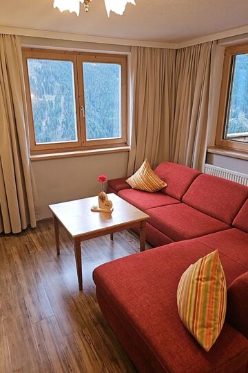 Delightful 4-Bed Apartment in Schwaz, Sleeps 7, 1324