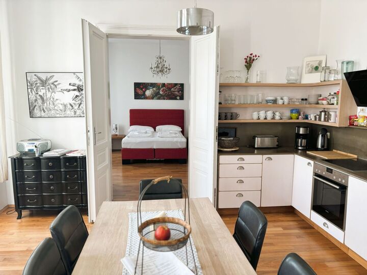 Spacious 6-Bed Apartment in Wien, Sleeps 10, 1010, Wien, Austria
