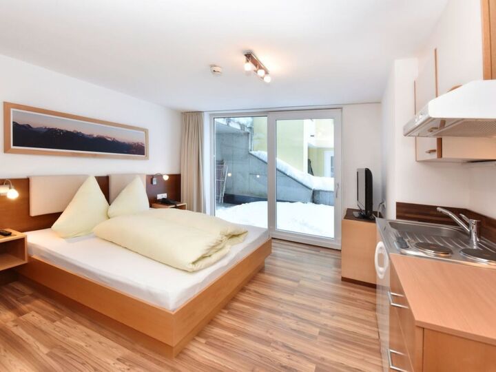 Beautiful 4-Bed Apartment in Landeck, Sleeps 10, 1144, Kappl, Austria