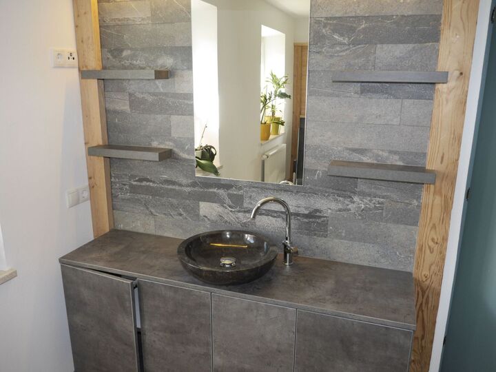 Spacious 1-Bed Apartment in Innsbruck-Land, Sleeps 3, 1340