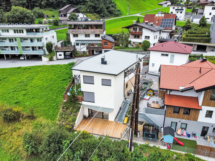 Exclusive 1-Bed Apartment in Landeck, Sleeps 4, 1061, Fließ, Austria