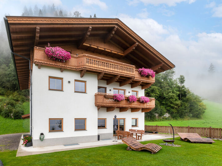 Delightful 3-Bed Apartment in Schwaz, Sleeps 8, 1085, Ramsau im Zillertal, Austria