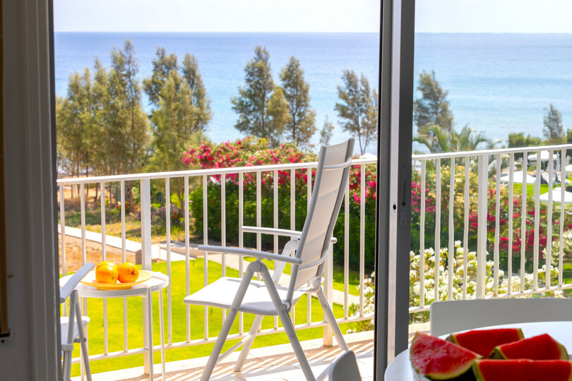5 Star H2O Beachfront Suite – Elegant Coastal Living by the Sea