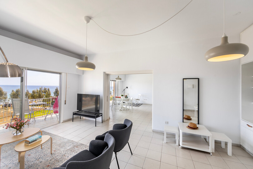 5 Star H2O Beachfront Suite – Elegant Coastal Living by the Sea