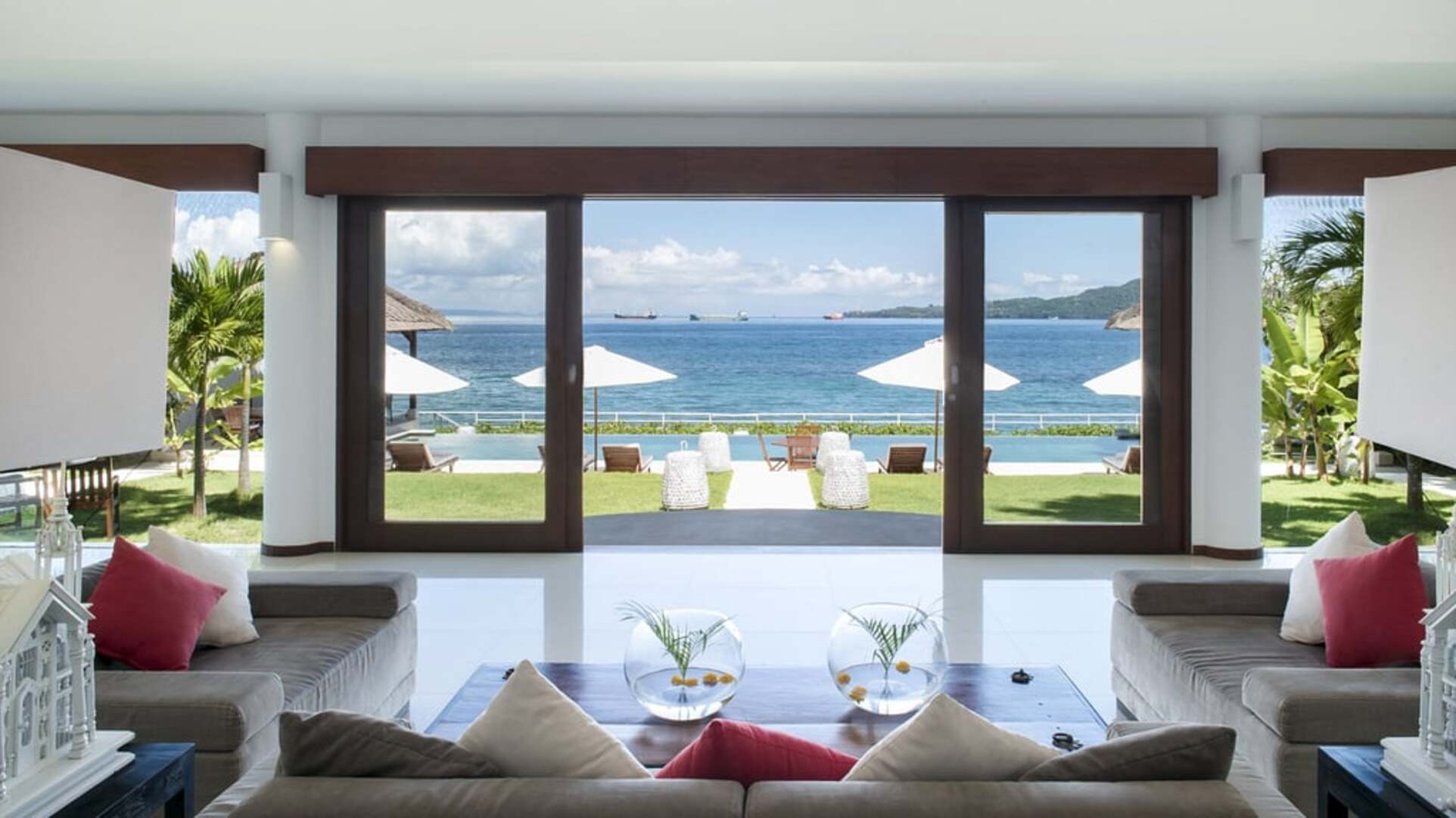 5 Star Villa Lulla – A Luxurious Beachfront Escape in Bali
