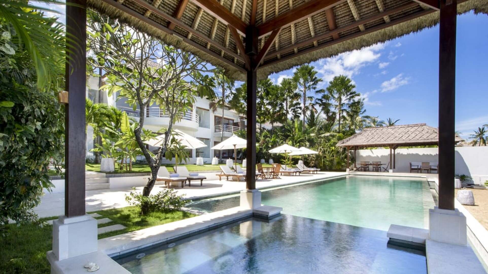 5 Star Villa Lulla – A Luxurious Beachfront Escape in Bali