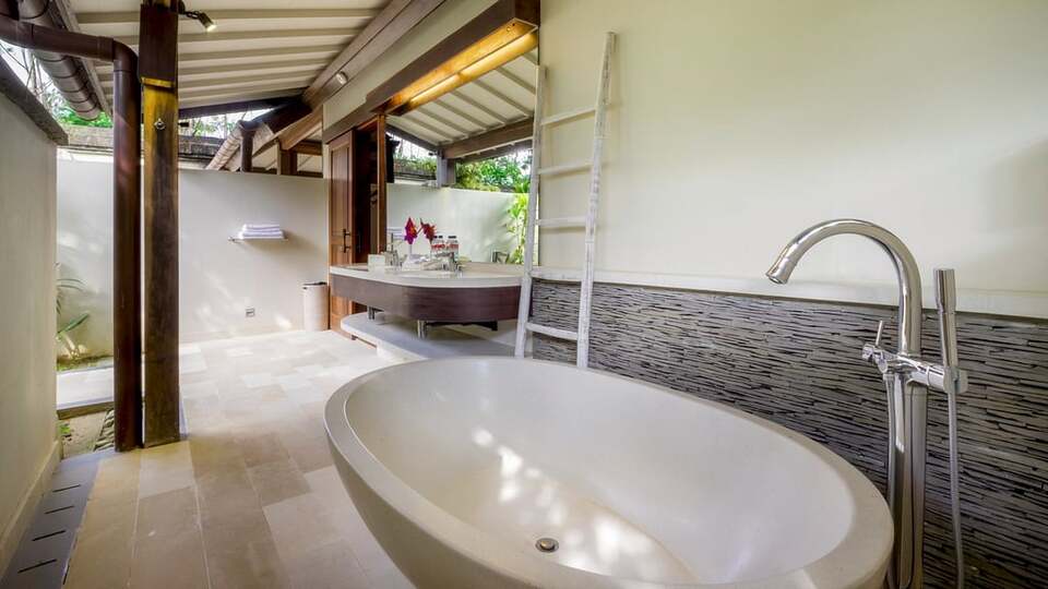 5 Star Akilea Estate – Tropical Grandeur Retreat