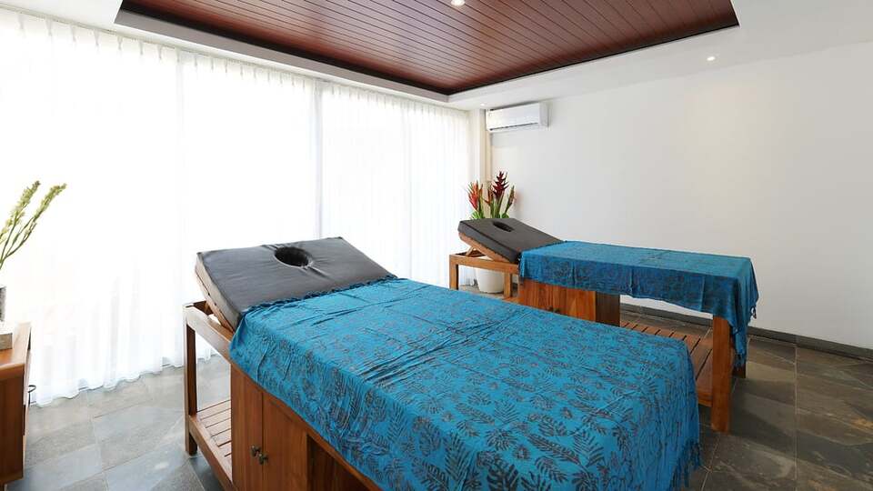 5 Star The Chand’s One – Romantic Beachfront Haven