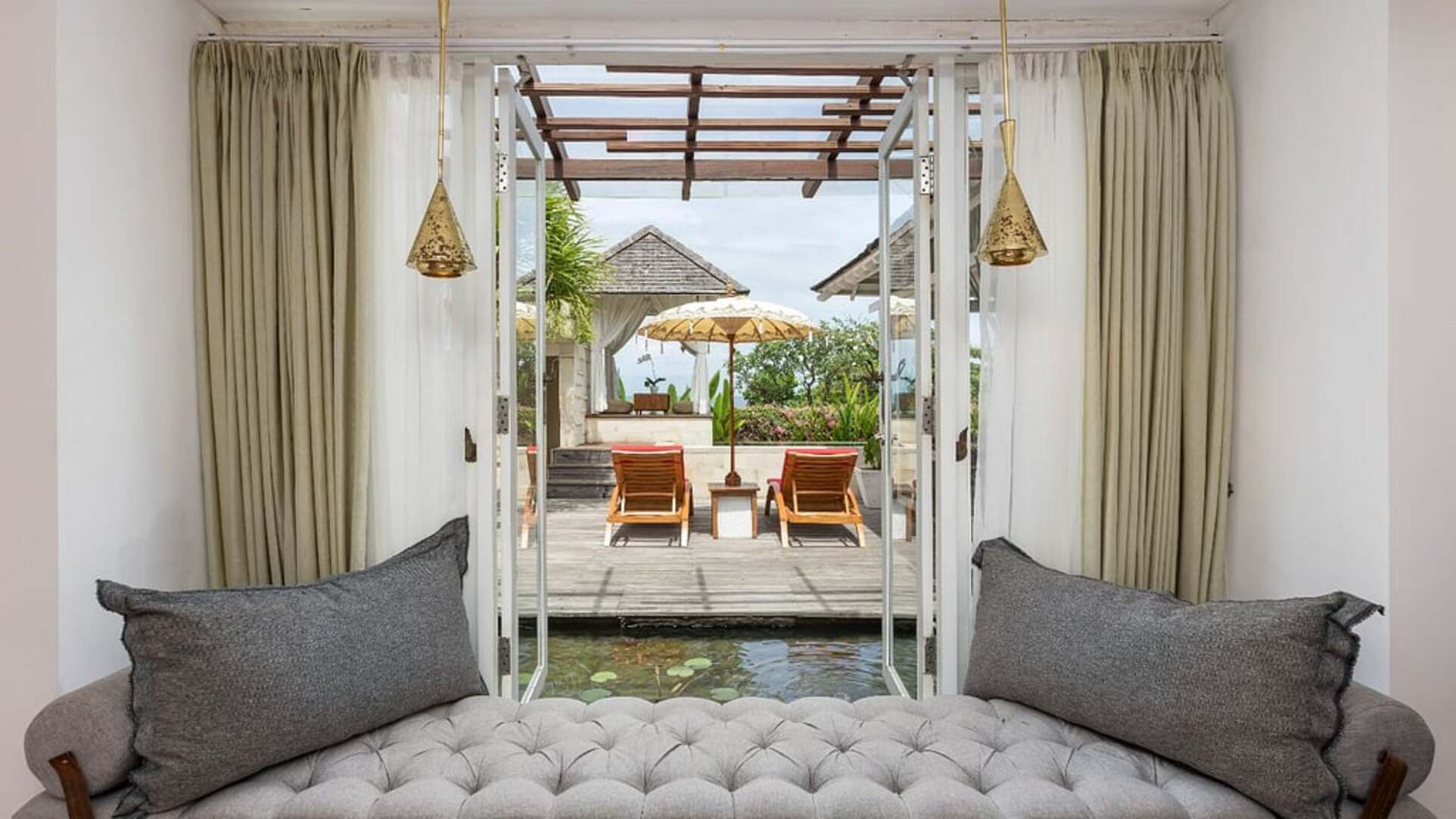 5 Star The Chand’s One – Romantic Beachfront Haven