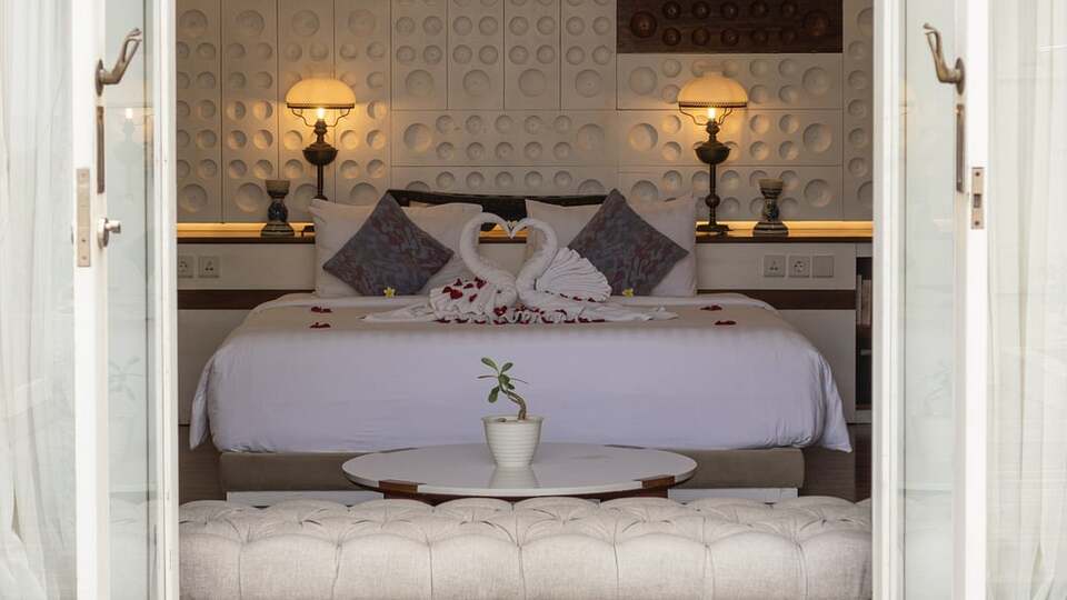 5 Star The Chand’s One – Sunset Beachfront Retreat
