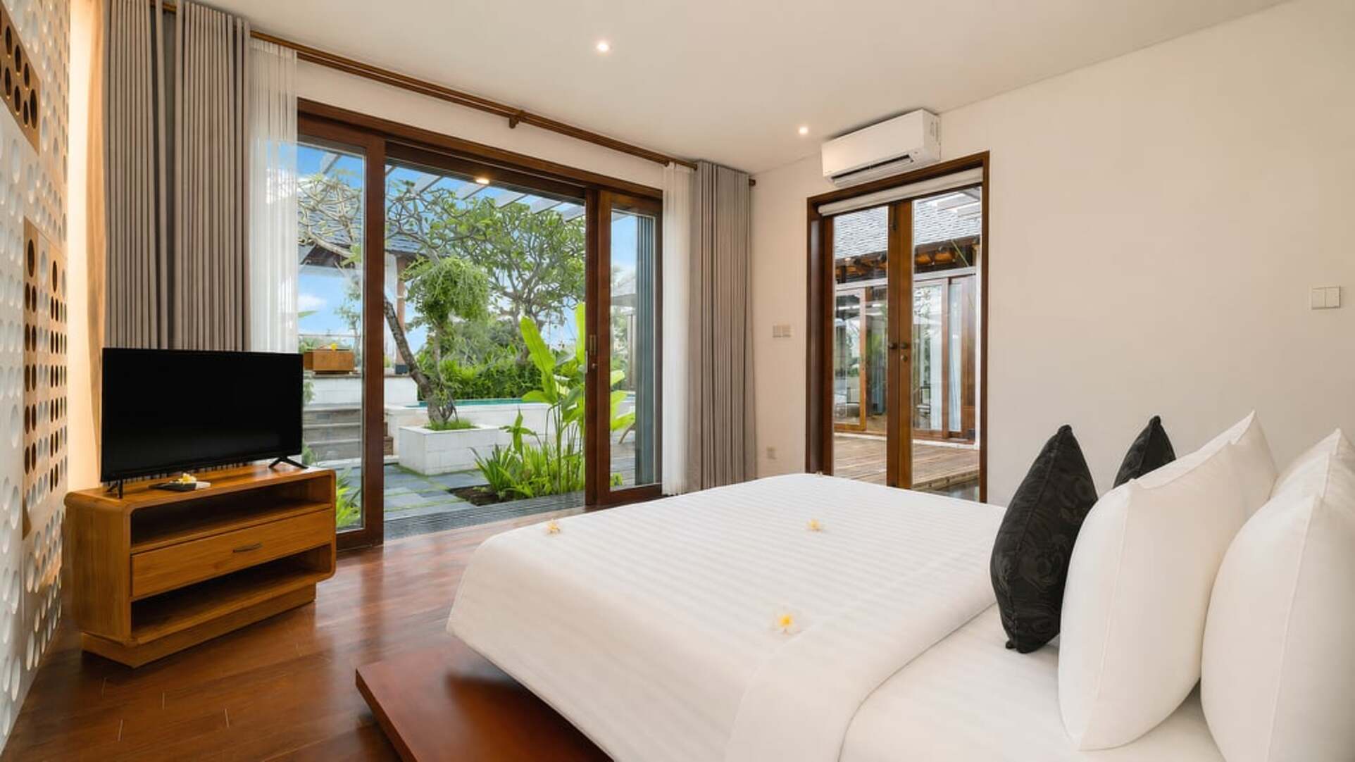 5 Star The Chand’s Two – Tropical Beachfront Escape