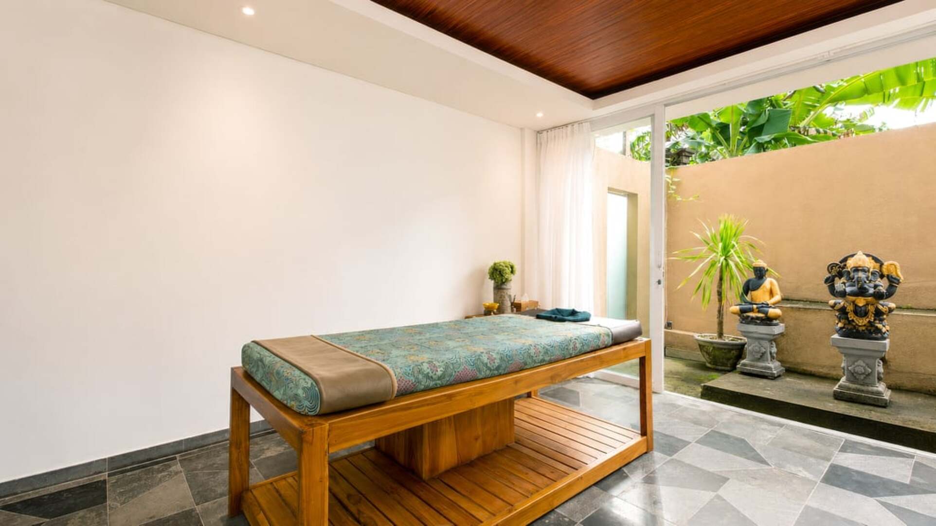 5 Star The Chand’s Two – Tropical Beachfront Escape
