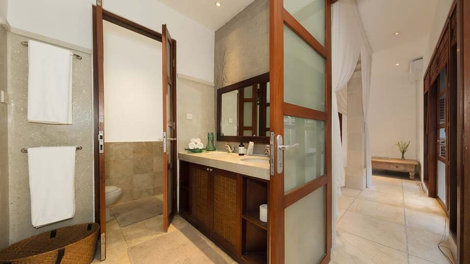 5 Star Villa V Seminyak - Balinese Tropical Charm