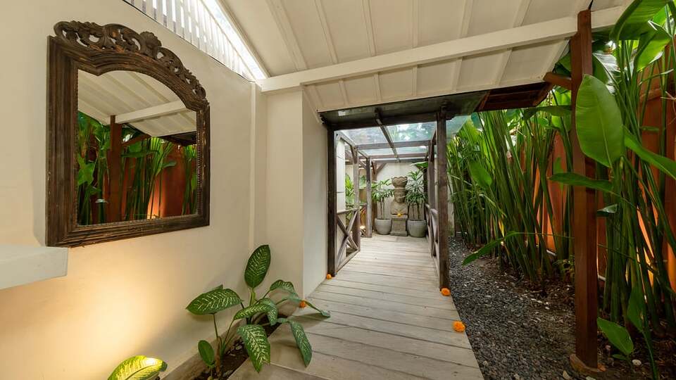 5 Star Villa Hangat – Tropical Balinese Sanctuary