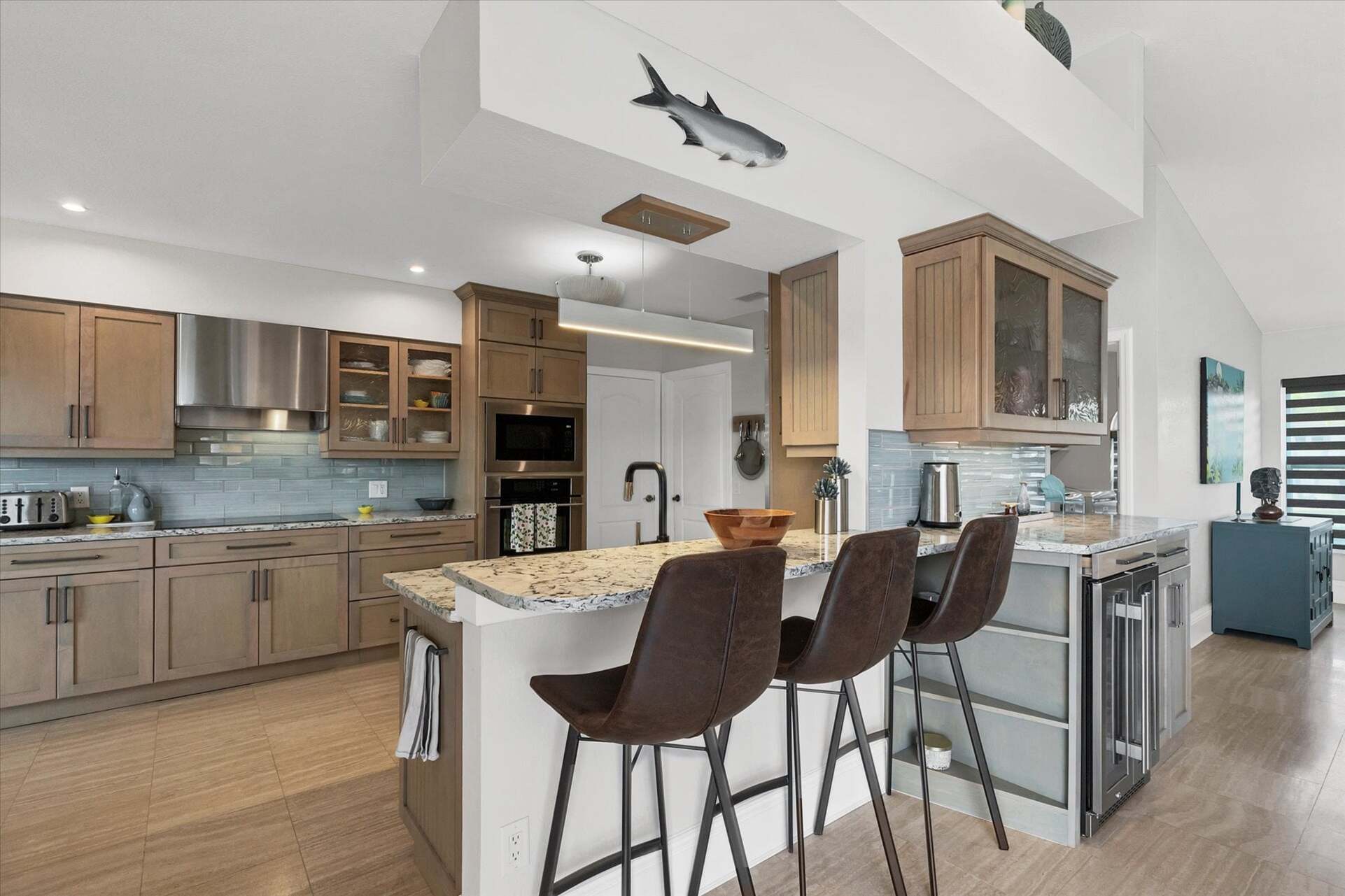 Beautiful, bright, fully-equipped kitchen