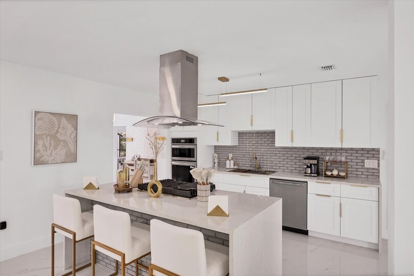Gorgeous, bright, open, fully-equipped kitchen