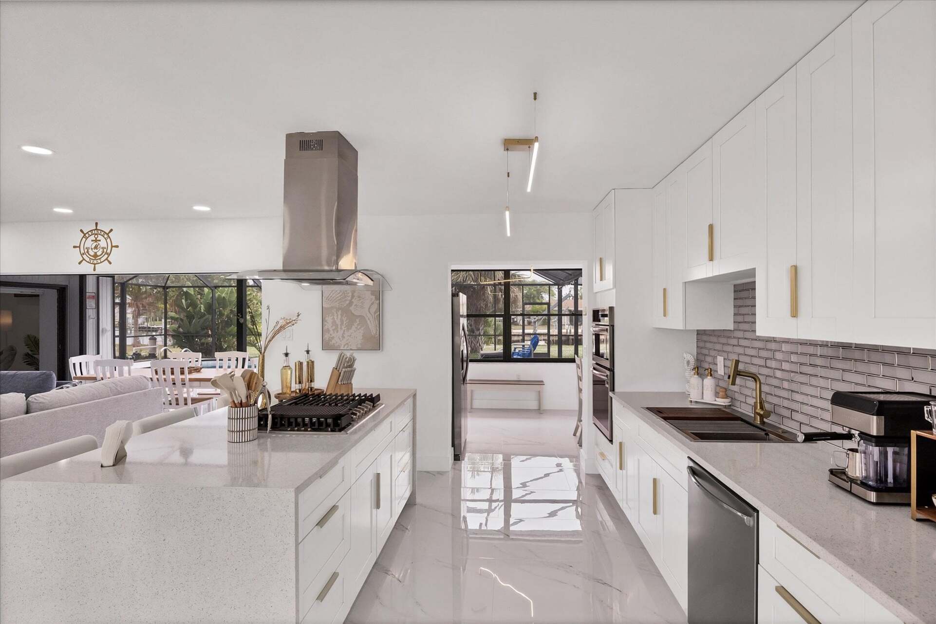 Gorgeous, bright, open, fully-equipped kitchen