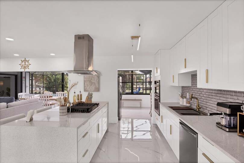 Gorgeous, bright, open, fully-equipped kitchen