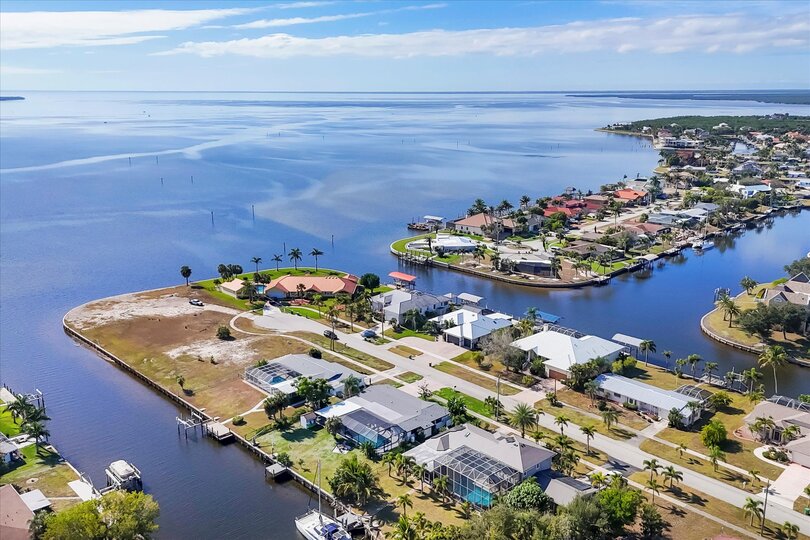 Beautiful 4/3 waterfront home with private pool on Peace River