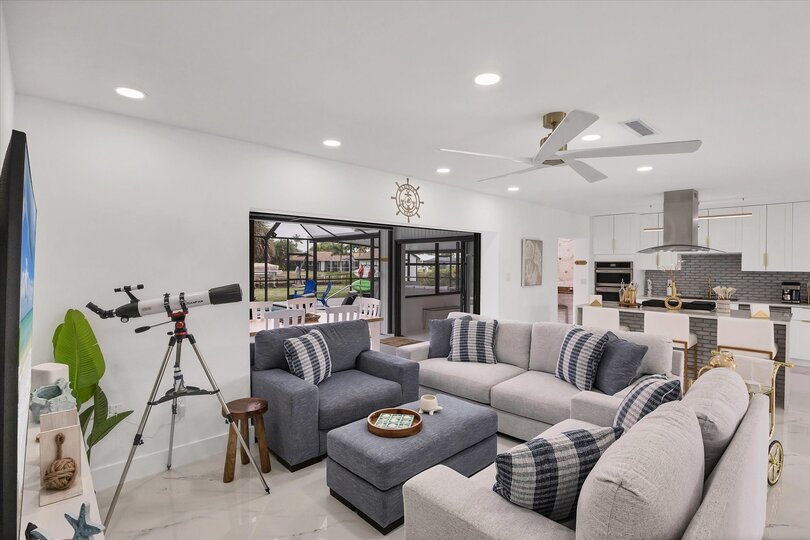 Beautiful 4/3 waterfront home with private pool