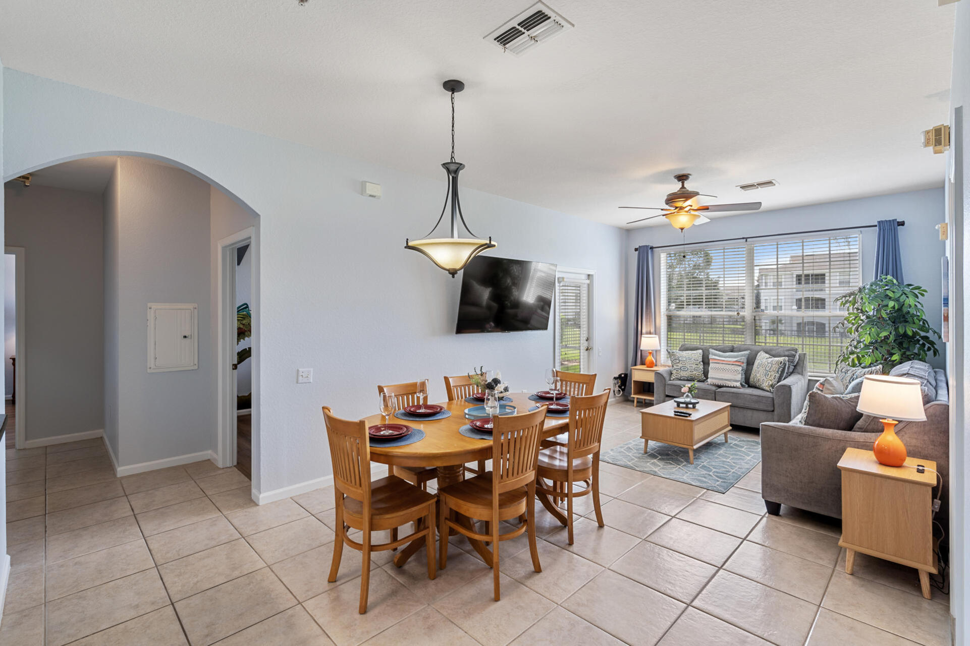 Living Room / Dining