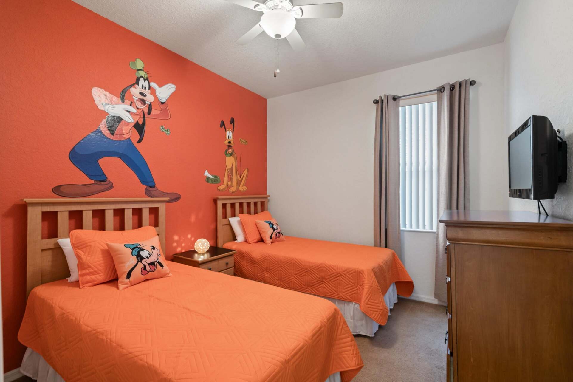 Two Twins Bedroom 4 23" TV Goofy/Pluto Theme