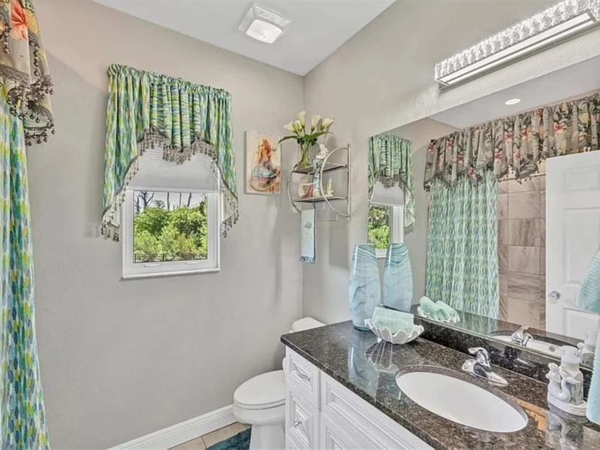 Guest bathroom with shower/tub combo