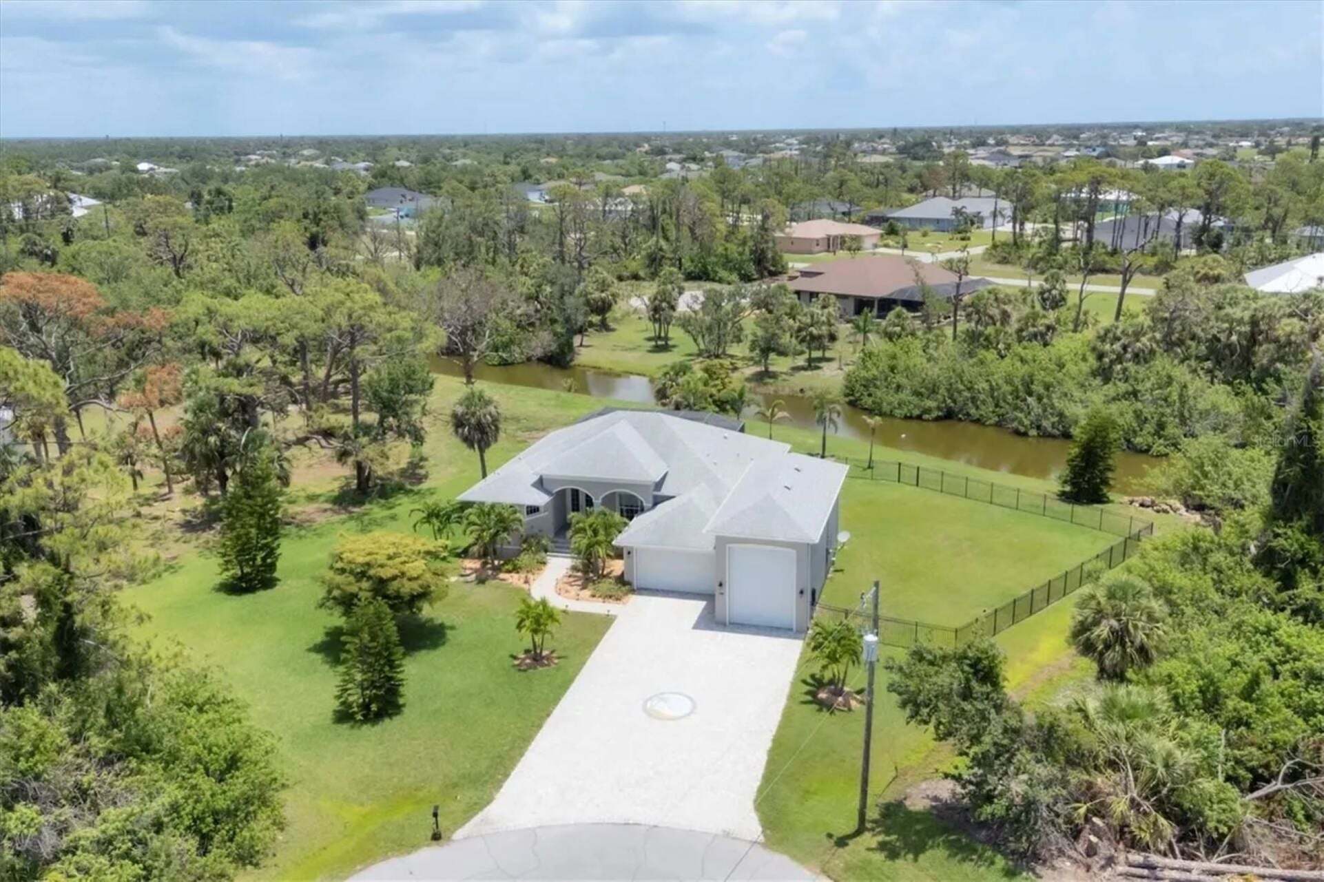 Georgeous 3 bedroom, 2 bathroom waterfront home on a double lot with private pool & spa in Rotonda West
