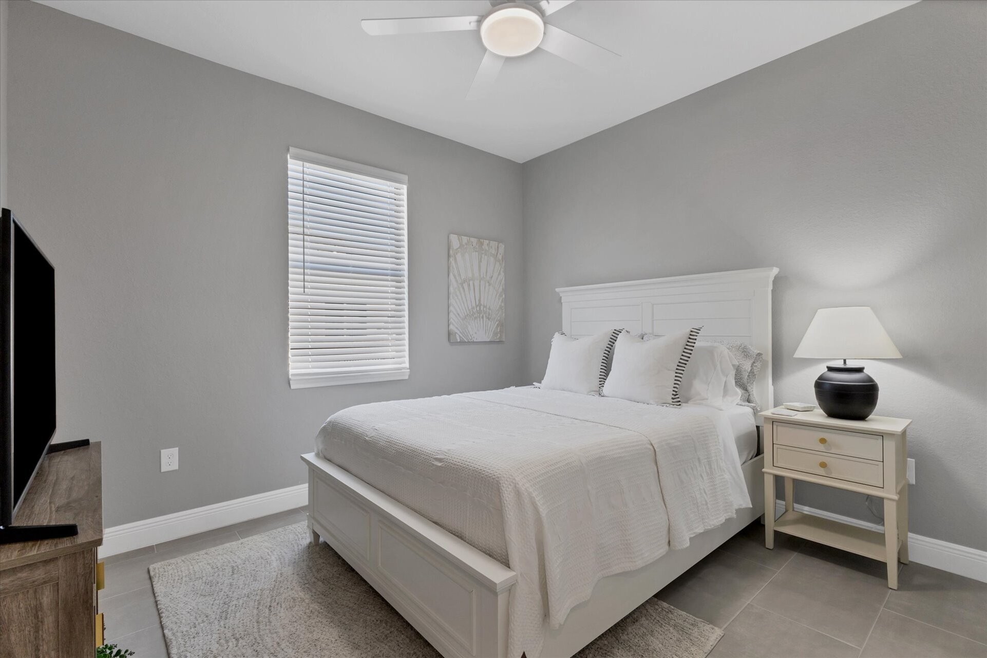 Guest bedroom 1 with queen bed
