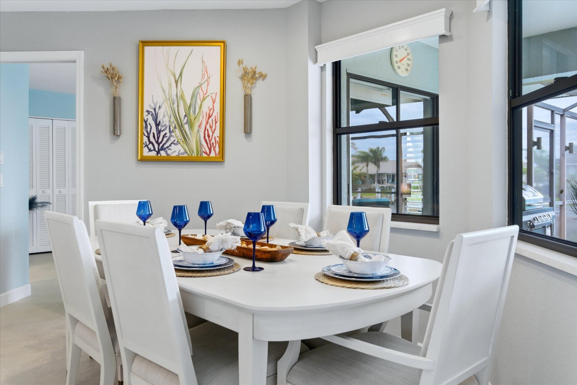 Dining area. Dining table seats 6