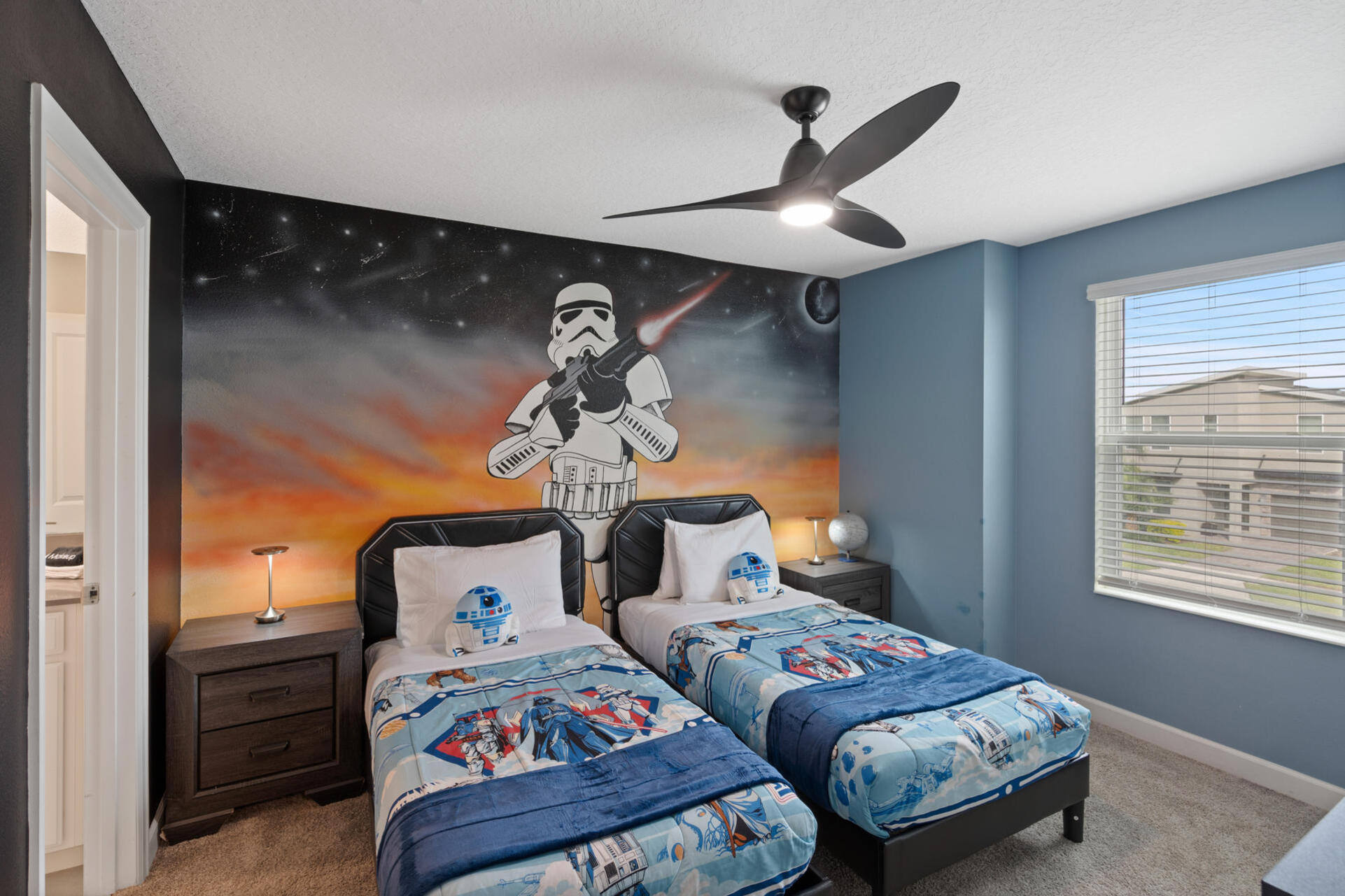 Two Twins Bedroom 3 Upstairs Shared Bathroom 43" Smart TV Star Wars Theme