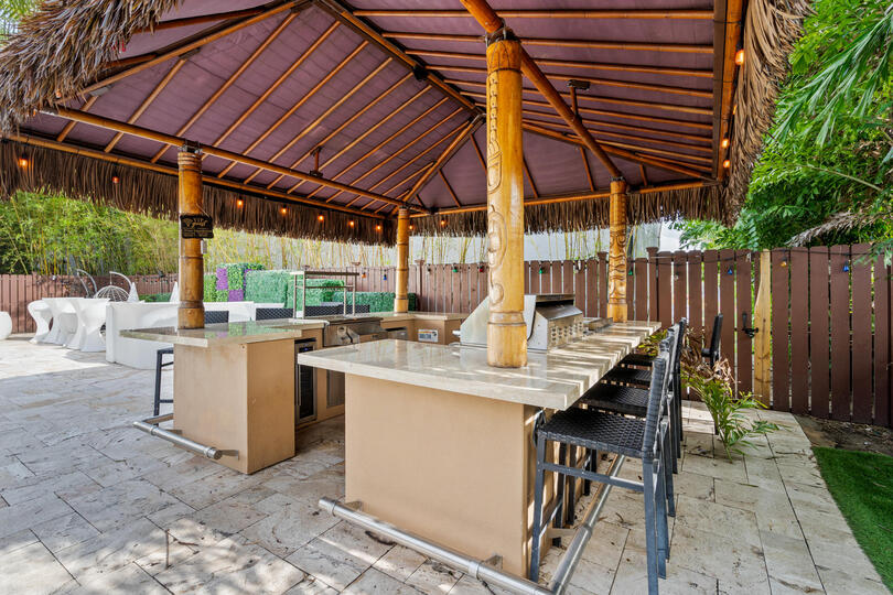 Tiki bar/ BBQ