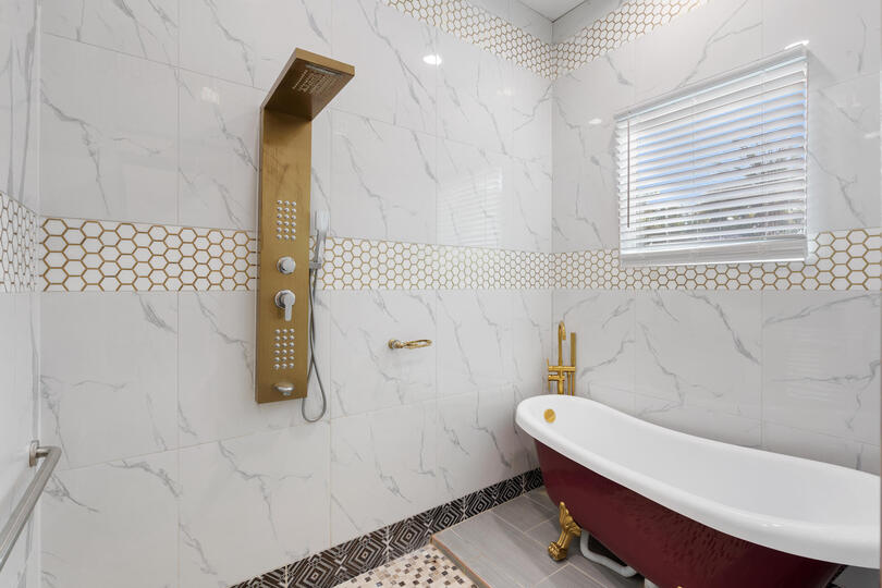 Titanic Bathroom 6 Tub & Rain Shower