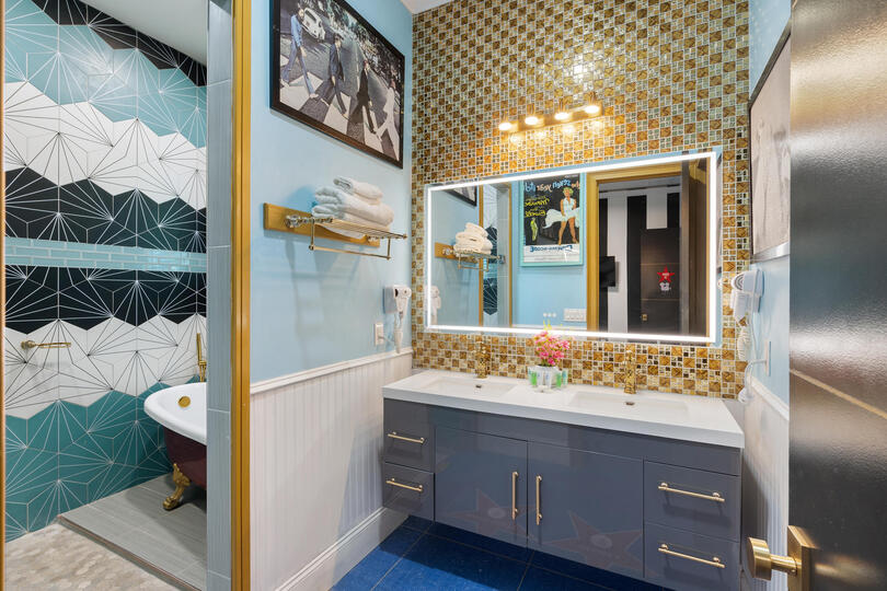Marilyn Monroe Bathroom 7 Tub & Rain Shower