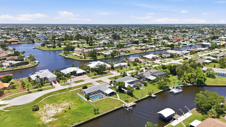 Beautiful 2 bedroom, 2 bathroom waterfront home with private pool in Port Charlotte
