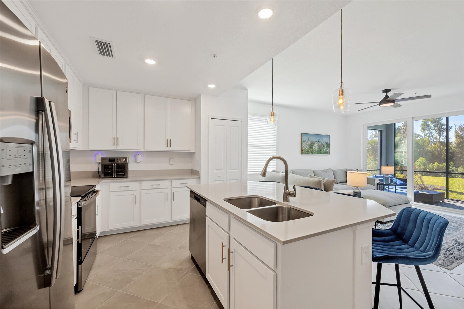 Bright, open, fully-equipped kitchen