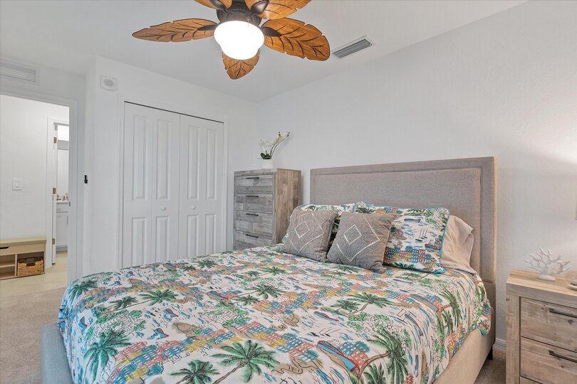 Guest bedroom with queen bed