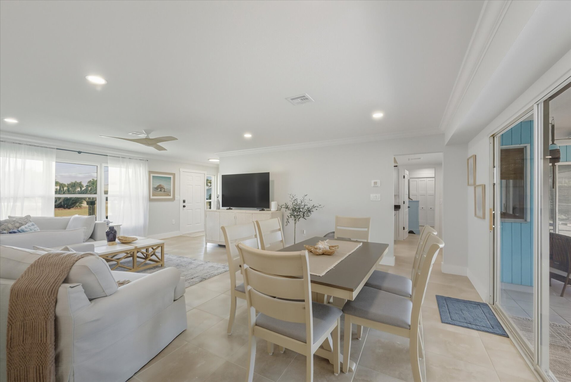 Living room / dining area